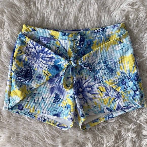 J.O.A. Los Angeles Tie Front Floral Shorts - Picture 4 of 14